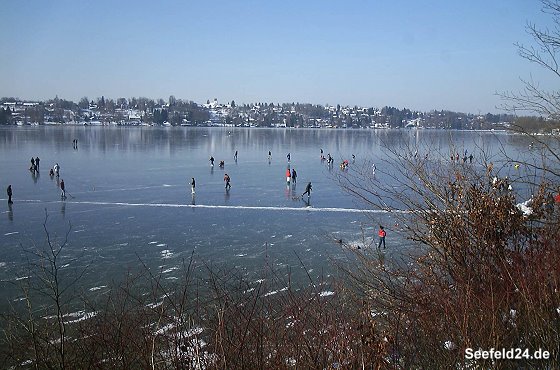 Schlittschuhlaufen auf dem zugefrorenen Pilsensee